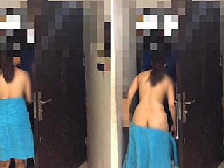 Indian wife's daring towel striptease for the delivery man