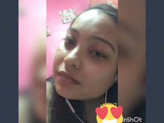 Stunning solo performer displays her intimate parts and breasts