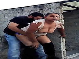 Aroused duo engages in al fresco intimacy