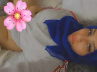 A stunning Pakistani woman in hijab reveals herself