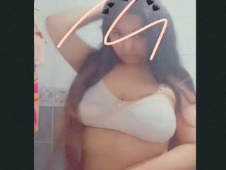 A Pakistani girl reveals her ample bosom