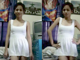 Indian girlfriend films her seductive performance for her boyfriend