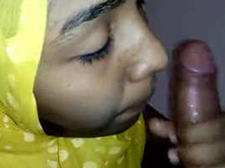 Indian woman wearing hijab enjoys oral sex and receiving semen in her mouth from her boyfriend