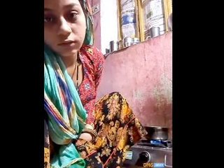 Sensual sister from Indian village flaunts voluptuous buttocks