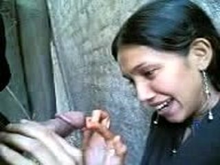 Indian woman gives oral pleasure to Hawkshaw in amateur video