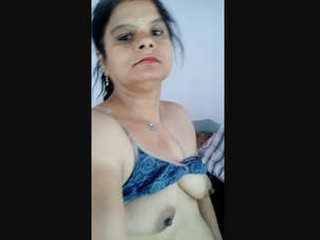 Bhabhis' erotic dance routine in the nude