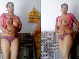 Indian wife reveals her naked form