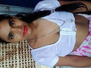 Indian housewife flaunts her curves in a revealing top