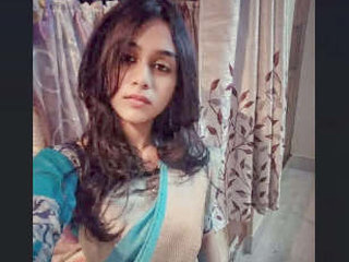 Playful Desi girl reveals her cute assets in nude MMS