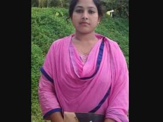 Married Bhabi flaunts her body on video call