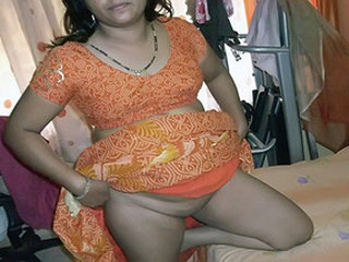 Desi bhabi aunty flaunts her boobs and pussy in Indian porn