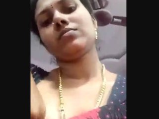 Bhabhi from South India flaunts her breasts in MMS video