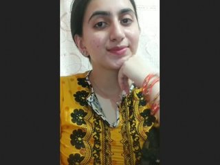 Beautiful Pakistani girl gives a full update on her sexual experiences