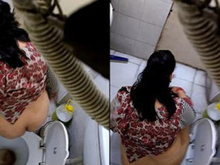 Desi aunty's toilet butt gets caught on camera