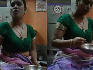 Mature woman in saree flaunts her assets