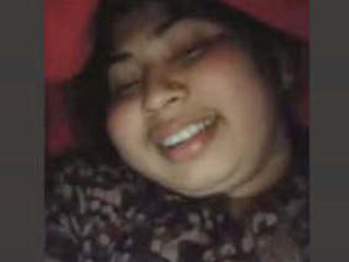 Bangladeshi bhabhi flaunts her pussy in video call