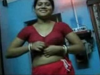 Saree-clad babe strips and gives a steamy blowjob