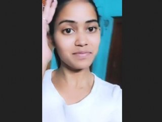 Cute Bengali girl flaunts her beautiful figure in a solo video