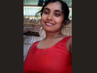 Watch a naked bengali girl take sexy selfies in this video