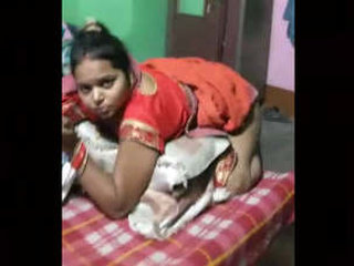 Indian girl in evening dress flaunts her butt in nighttime video