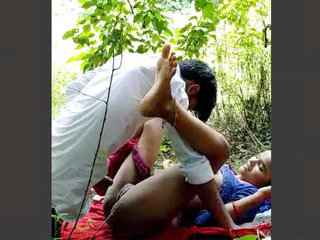Desi couple gets steamy in the village outdoors