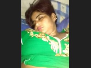 Husband pleasures his wife's pussy while she sleeps