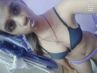 Tamil girl's nude video for boyfriend in full HD