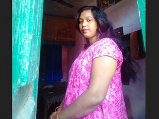 Aunty reveals her naked body in front of the camera