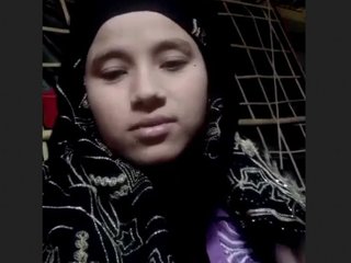 Desi bhabi in hijab reveals for lover