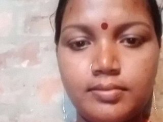 Big boobed Indian wife from Dehati region goes nude in MMS