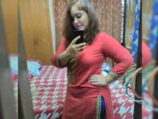 Desi BBW girl captures HD selfie video and photos