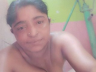 Indian nude bath with desi auntie