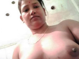 Boudi from India unfulfilled by finger stimulation
