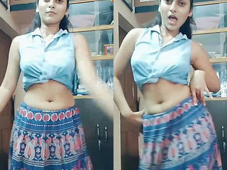 Sensual Indian babe seduces with her seductive moves