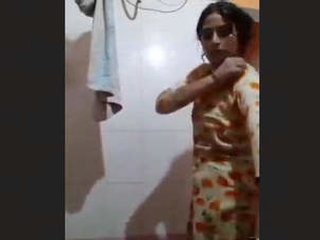 Horny aunty gives her boyfriend a sneak peek at her pussy in the shower