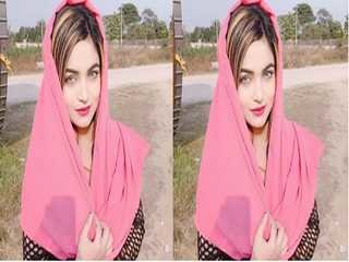 Cute Paki girl pleasures herself with her fingers in exclusive video