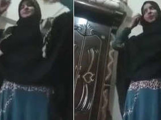 Pakistani amateur Desi babe flaunts her XXX boobs in a steamy video