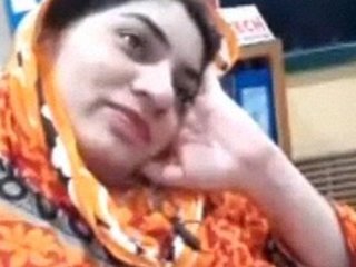 Pakistani girl masturbates in live sex video from office