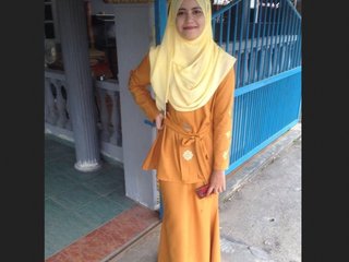 Muslim hijabi girl indulges in steamy solo session