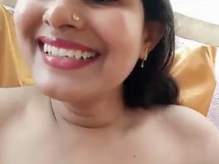 Bhabi from Indian village flaunts her boobs in a steamy video