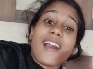 Bengali beauty masturbates with her fingers in HD video