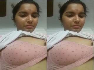 Indian aunty's naughty boob show