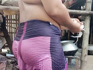 Bangladeshi village girl indulges in erotic bathing