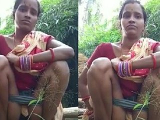 Desi MMS of village bhabhi peeing outside