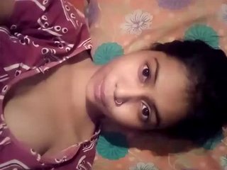 Cute Indian girl flaunts her perky boobs in a seductive video