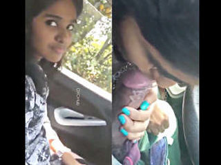 Chennai babe gives a blowjob on the roadside