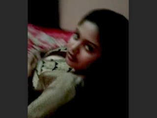 Super hot Bengali girl shows off her seductive moves in bed