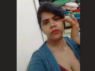 Indian babe films herself for sexy video for boyfriend