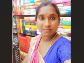 Horny Tamil bhabhi flaunts her body in video call