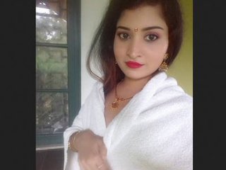 Hot Desi bhabhi with nice boobs in action